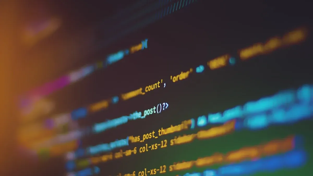 Vista dividida comparando la complejidad del desarrollo de chatbot propio con la simplicidad de un servicio profesional de IA