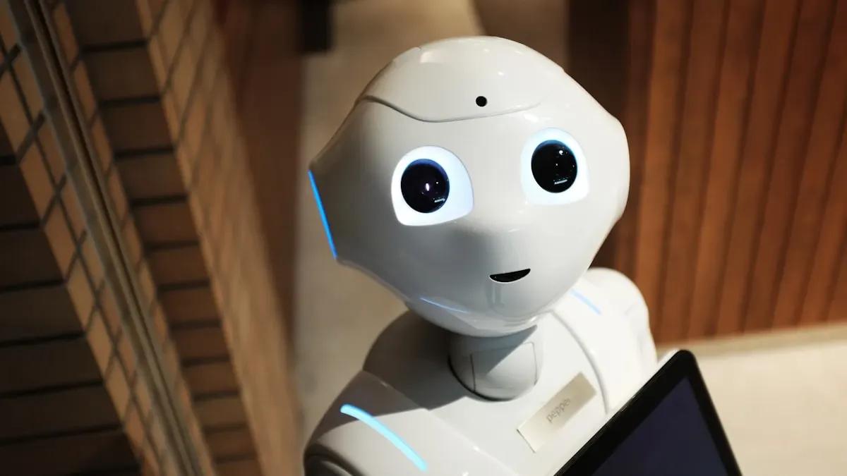 Robot humanoide en luz suave representando el futuro del servicio de restaurante con IA