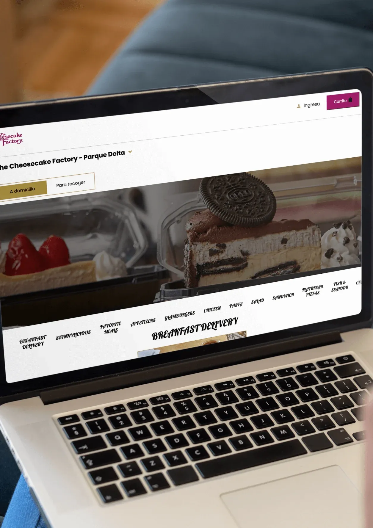 A laptop showing The Cheesecake Factory Parque Delta store page, with delivery and pickup options and menu categories